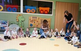Małe dzieci siedzą na podłodze 