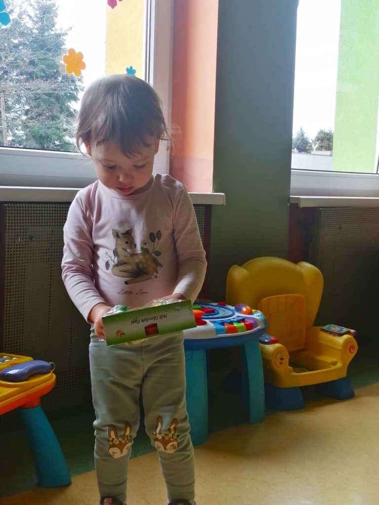 Dzieci szukają jajeczek wielkanocnych