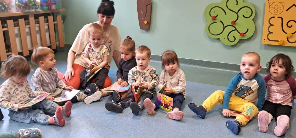 Dzieci oglądają książeczki grupa 2