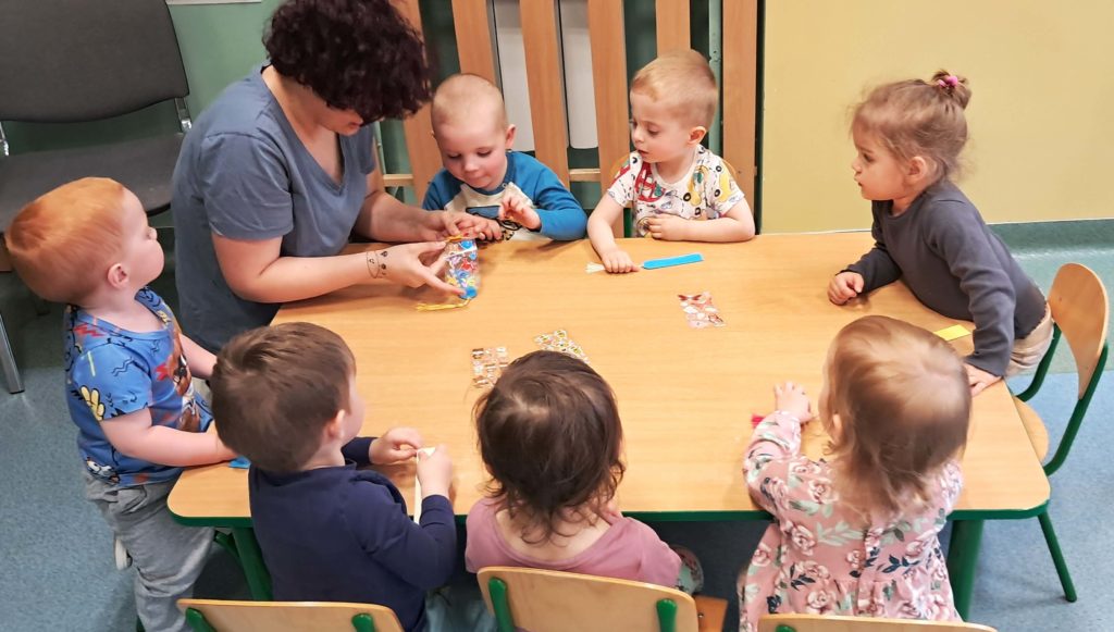 Dzieci wyklejają zakładki do książek grupa 2