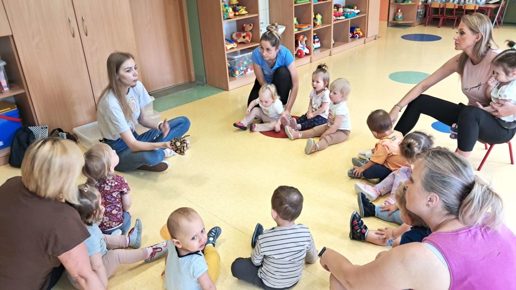 Dzieci oglądają węża grupa 1