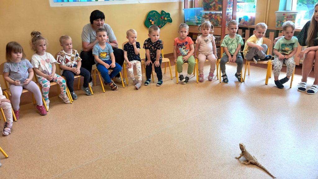 Dzieci oglądają jaszczurkę grupa 3