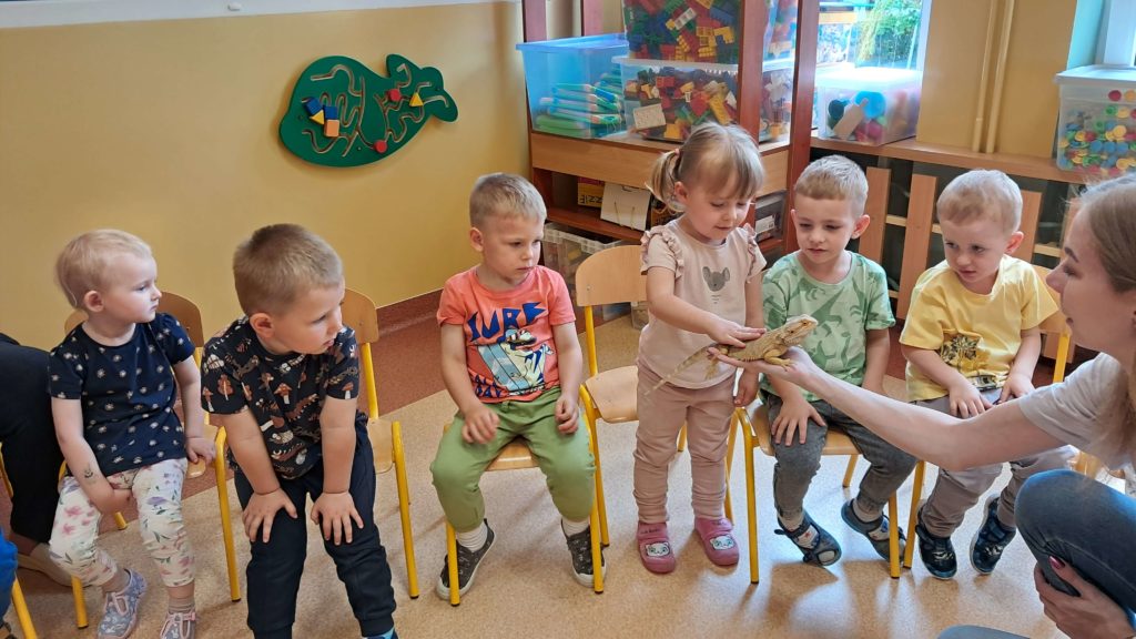 Dzieci oglądają jaszczurkę grupa 3