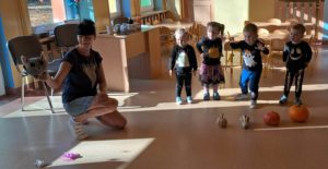 Dzieci oglądają dynie grupa 3