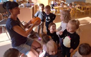 Dzieci oglądają dynie grupa 3