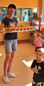 Wychowawczyni z tacą babeczek