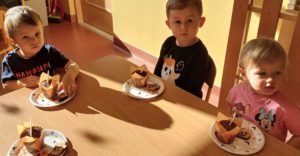 Dzieci jedzą smakołyki grupa 3