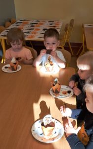 Dzieci jedzą smakołyki grupa 3