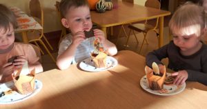 Dzieci jedzą smakołyki grupa 3
