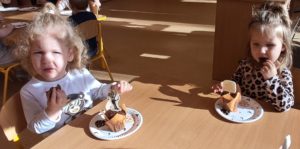 Dzieci jedzą smakołyki grupa 3