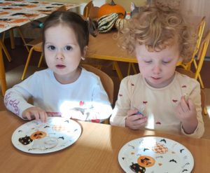 Dzieci jedzą smakołyki grupa 3