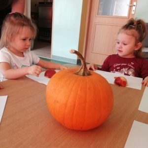 Dzieci robią stemple z jabłka na papierze grupa 2