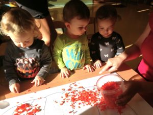 Dzieci wyklejają bibułą dynię grupa 1