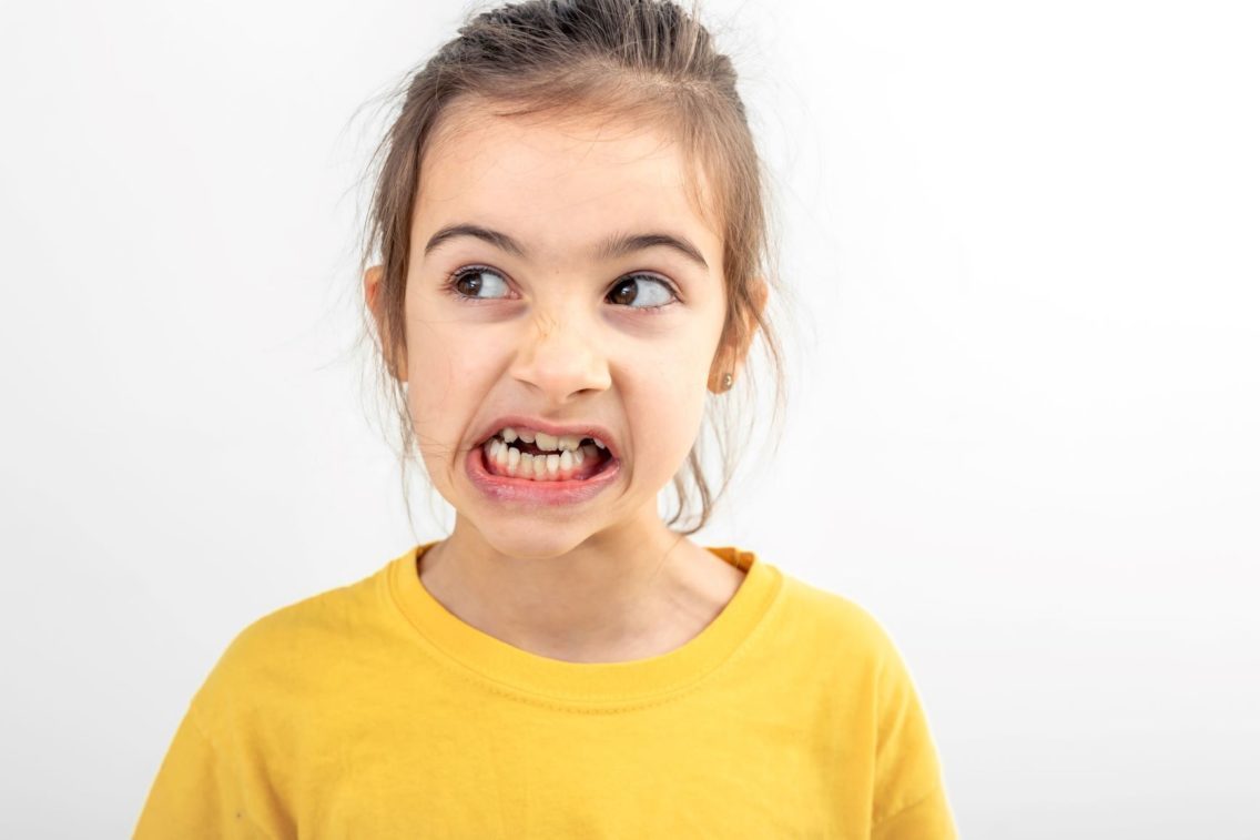Dziewczynka pokazuje zęby