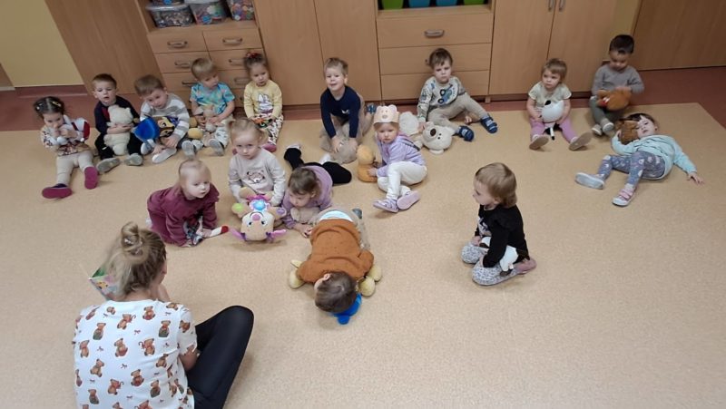 Pani wychowawczyni czyta dzieciom książkę