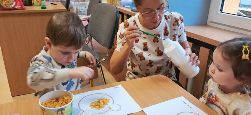 Dzieci wyklejają misie, grupa 3