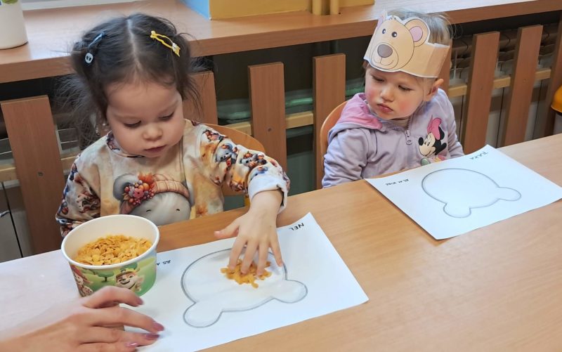 Dzieci wyklejają misie, grupa 3