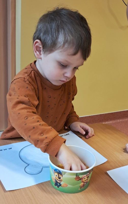 Chłopiec wykleja misia