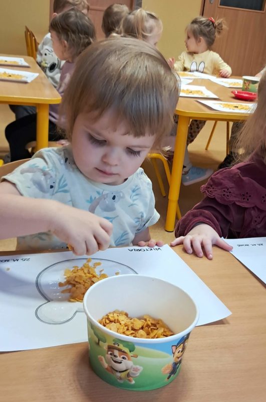 Dzieci wyklejają misie, grupa 3