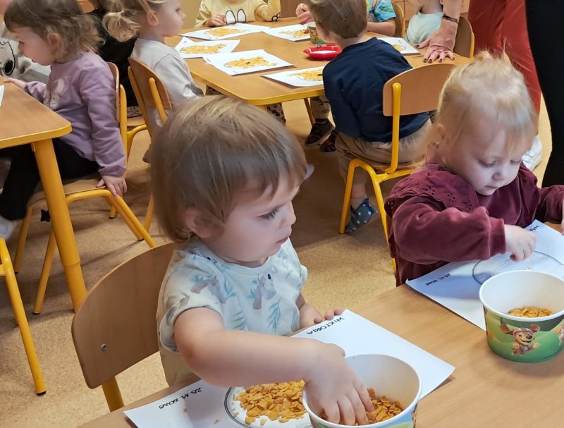 Dzieci wyklejają misie, grupa 3