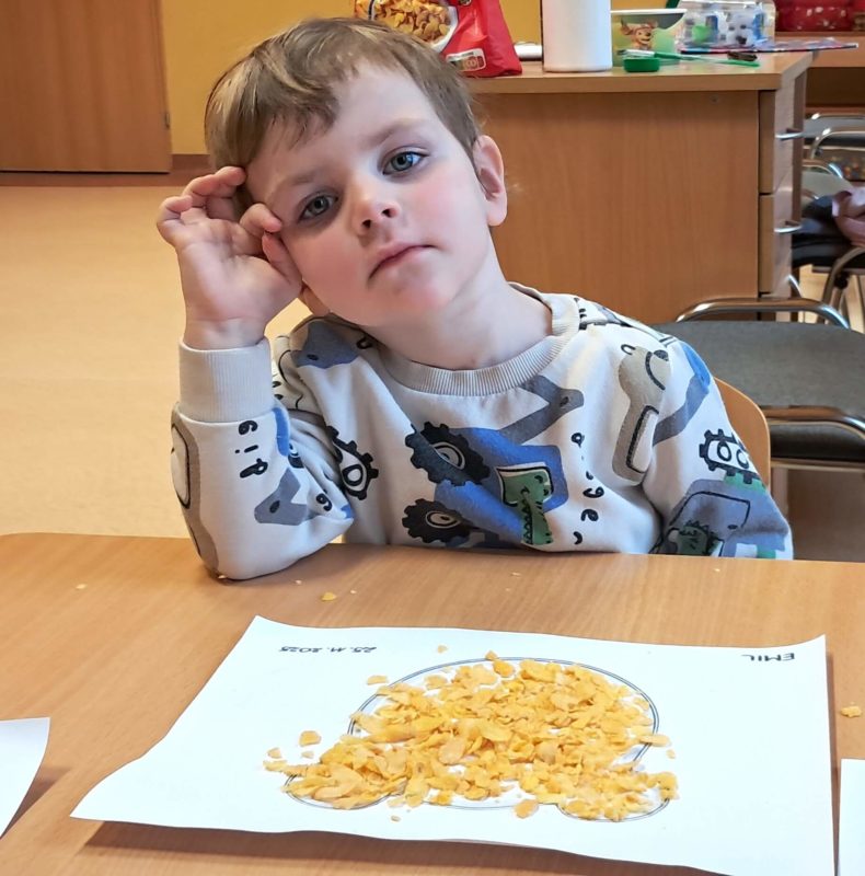 Chłopiec odpoczywa po wyklejaniu misia