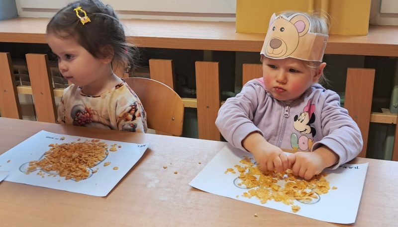 Dzieci wyklejają misie, grupa 3