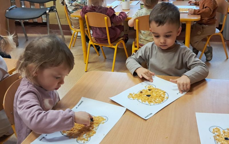 Dzieci wyklejają misie, grupa 3