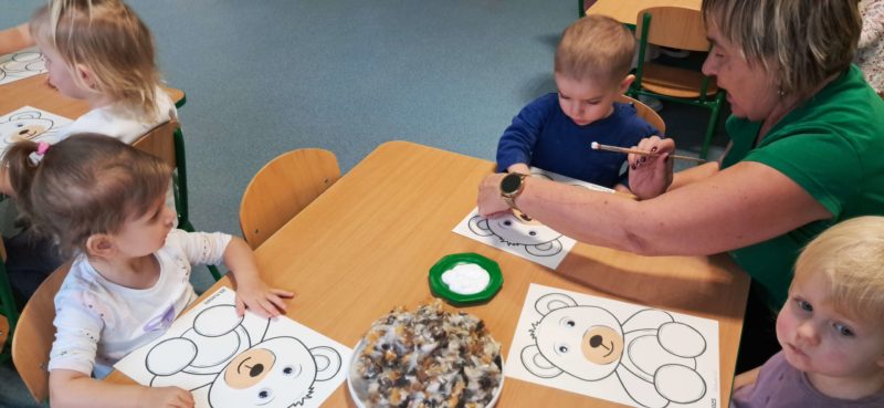 Dzieci wyklejają misie, grupa 2