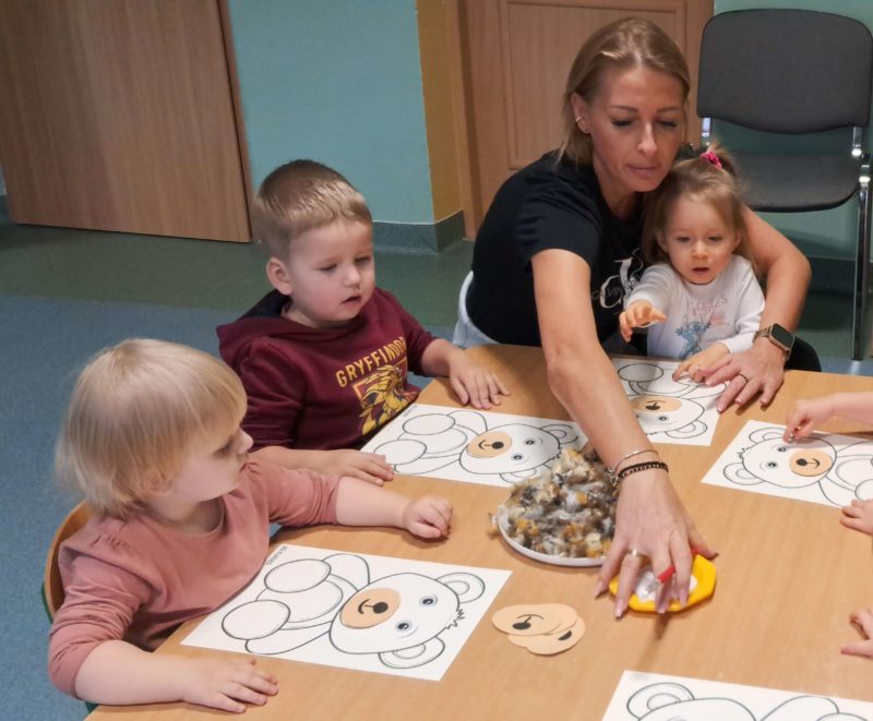 Dzieci wyklejają misie, grupa 2