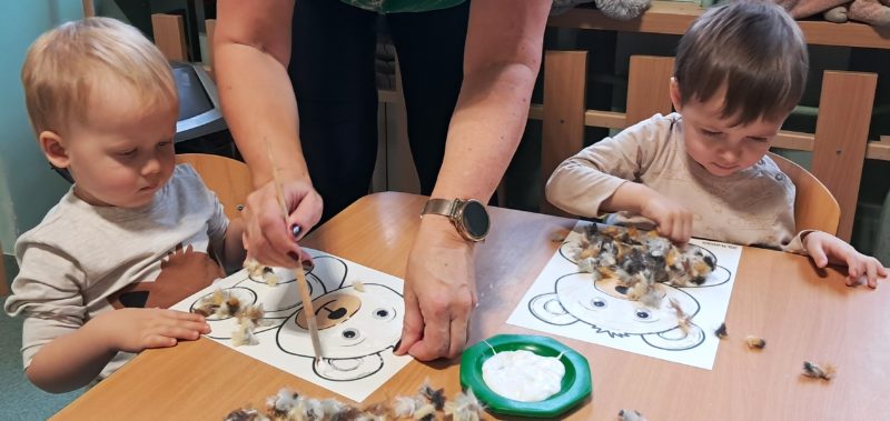 Dzieci wyklejają misie, grupa 2