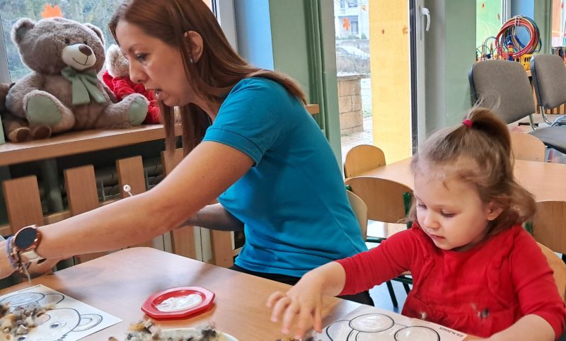 Dzieci wyklejają misie, grupa 2