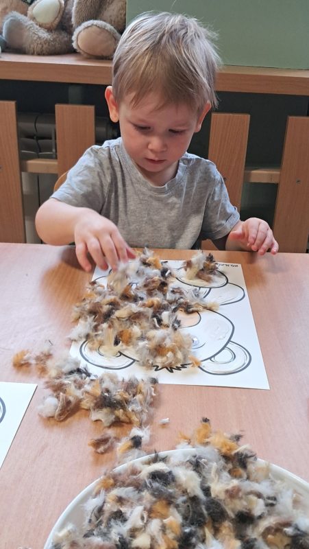 Dzieci wyklejają misie, grupa 2