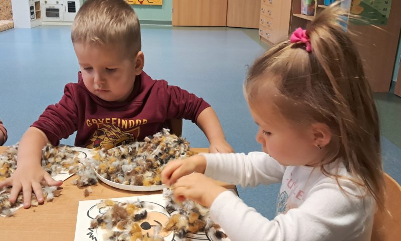 Dzieci wyklejają misie, grupa 2