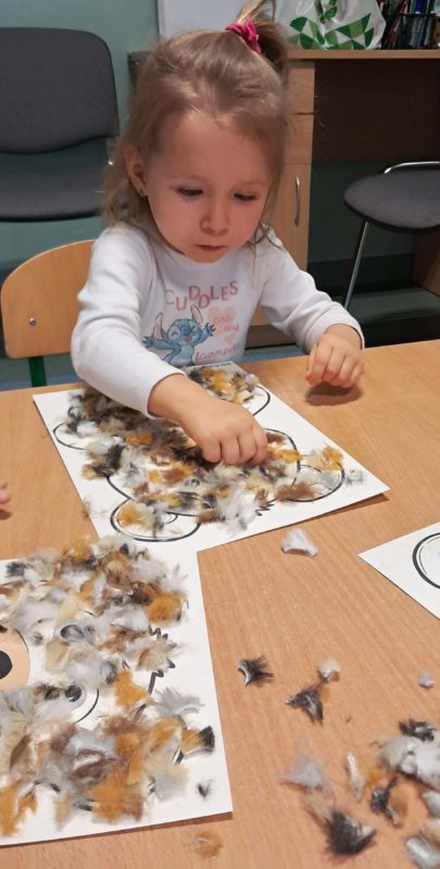 Dzieci wyklejają misie, grupa 2