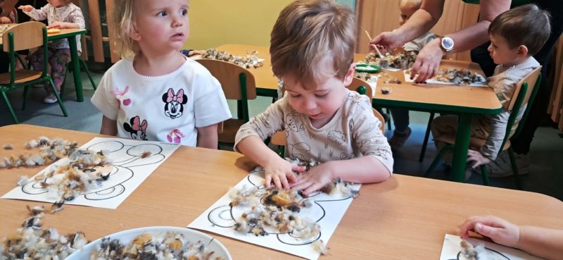 Dzieci wyklejają misie, grupa 2