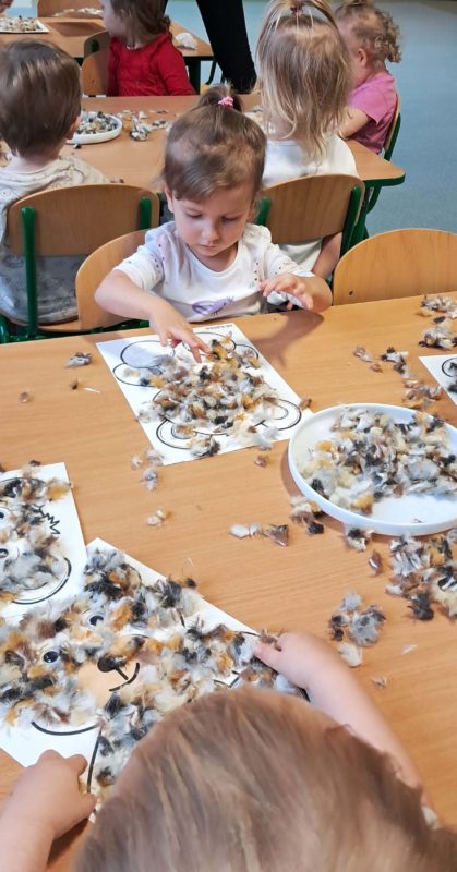 Dzieci wyklejają misie, grupa 2