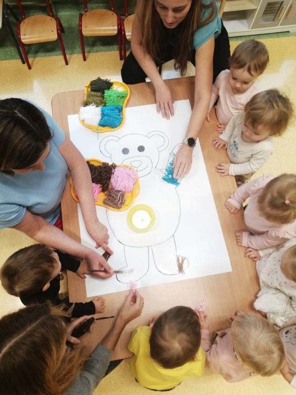 Dzieci wyklejają misia, grupa 1