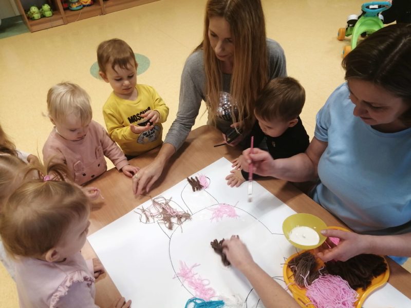 Dzieci wyklejają misia, grupa 1