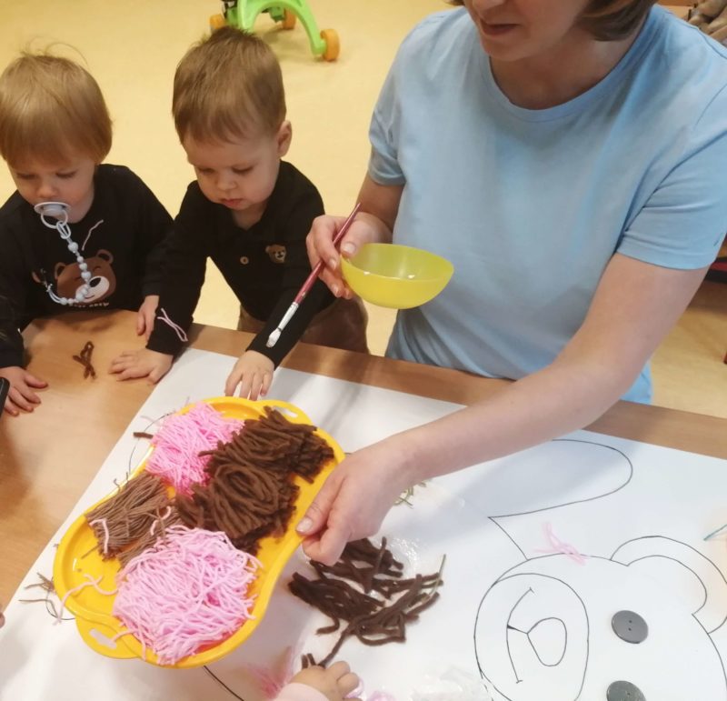 Dzieci wyklejają misia, grupa 1