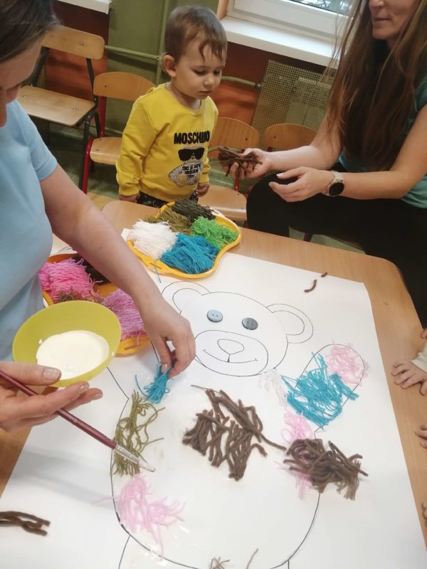 Dzieci wyklejają misia, grupa 1