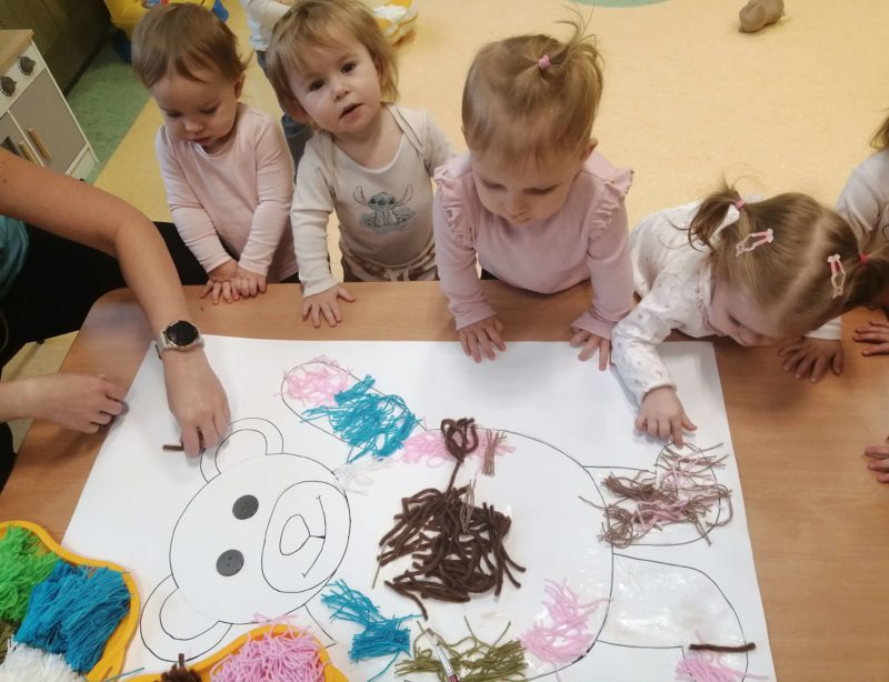 Dzieci wyklejają misia, grupa 1