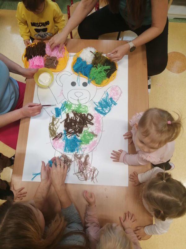 Dzieci wyklejają misia, grupa 1