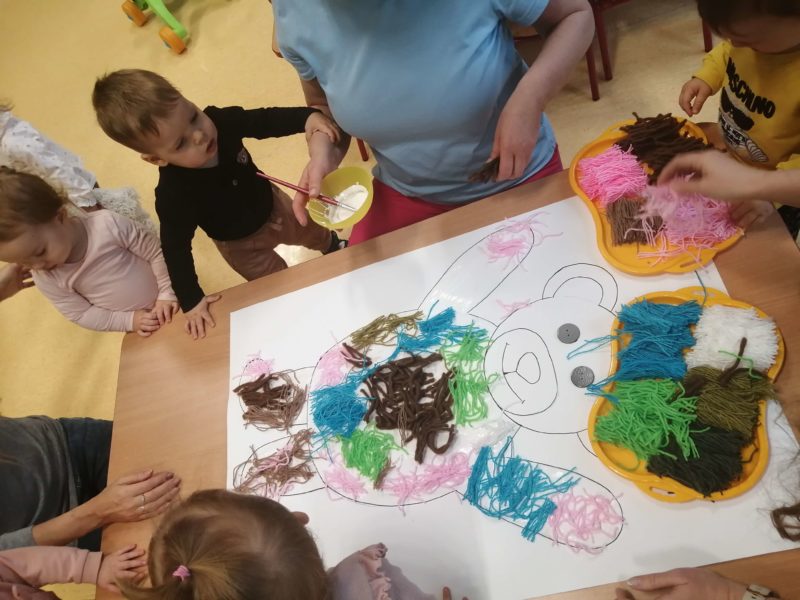 Dzieci wyklejają misia, grupa 1