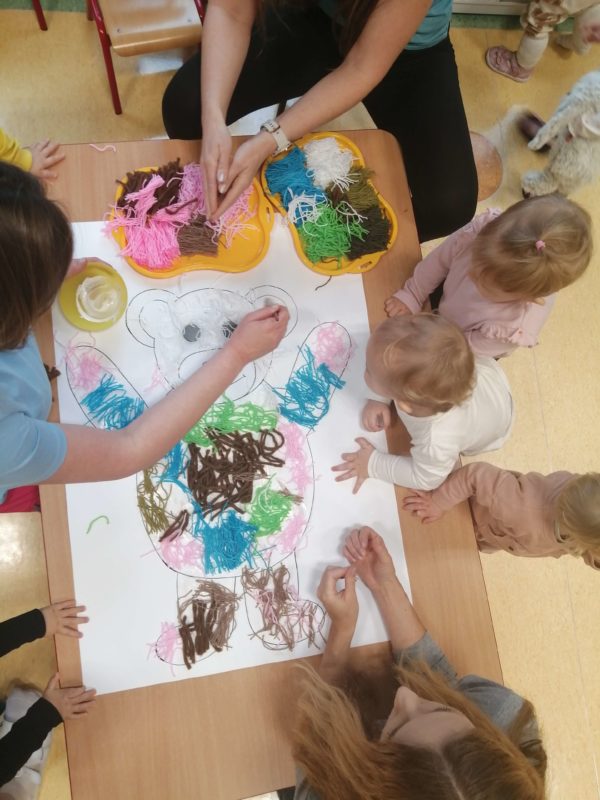 Dzieci wyklejają misia, grupa 1