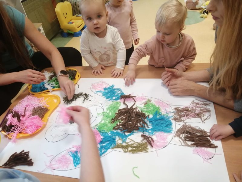 Dzieci wyklejają misia, grupa 1