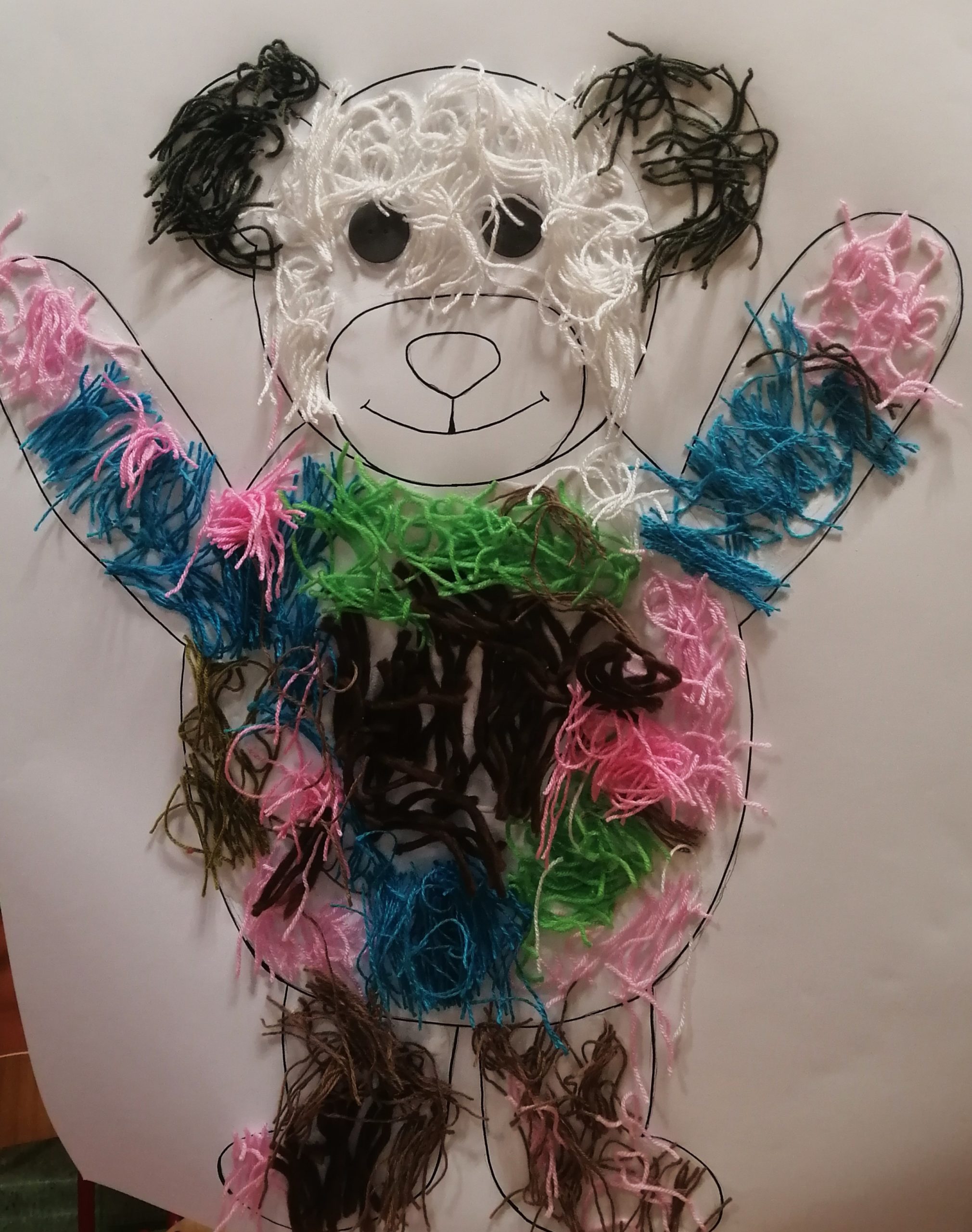 Praca plastyczna, wyklejony włóczką miś